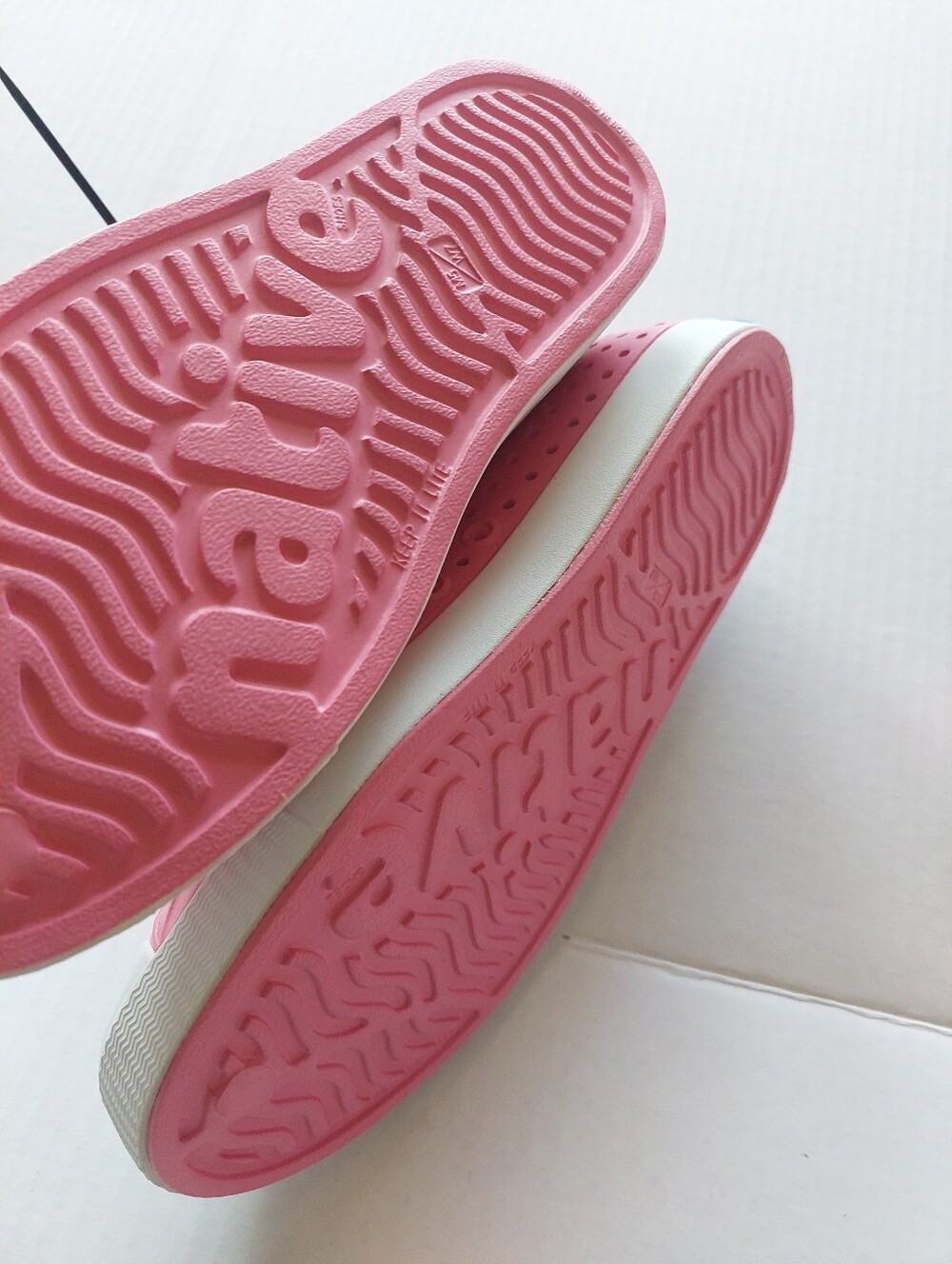 New NATIVE Sneakers Sz 7 Pink Shoes Comfort. (D) - Picture 5 of 5